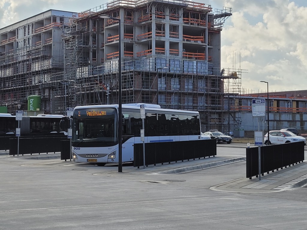 エデ駅のバスターミナル