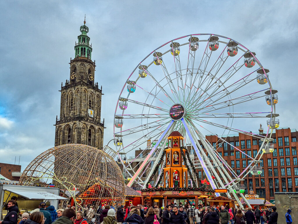 教会前のクリスマスマーケット