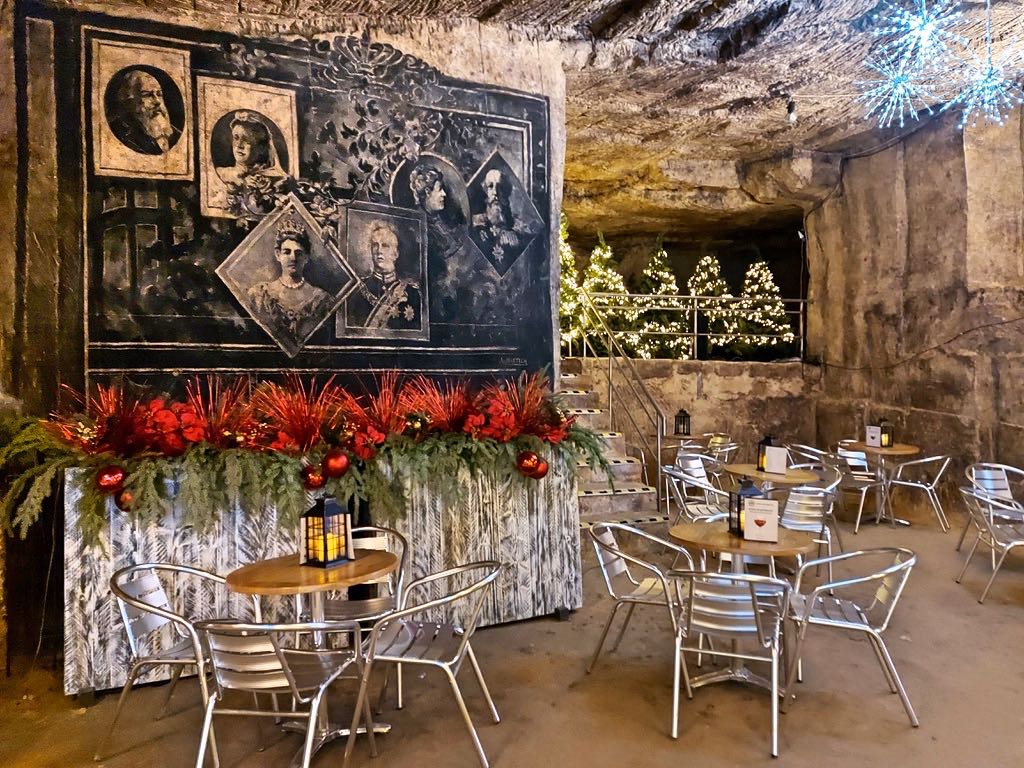 洞窟のカフェと壁画