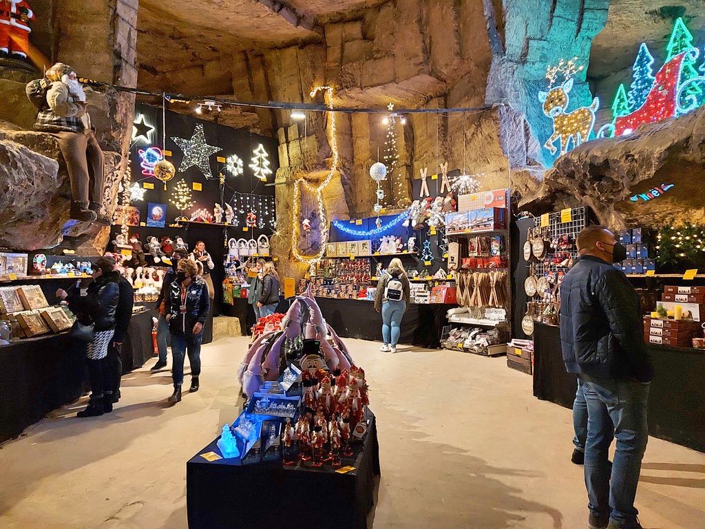 洞窟のクリスマスマーケット