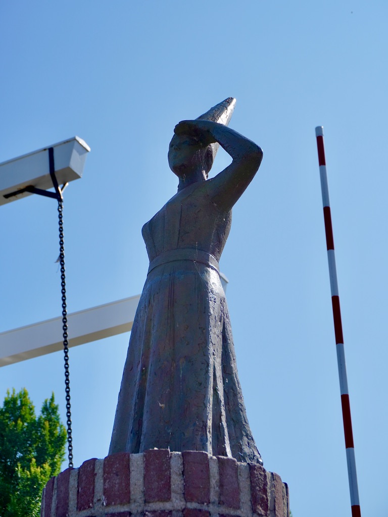スタフォーレン女性の銅像