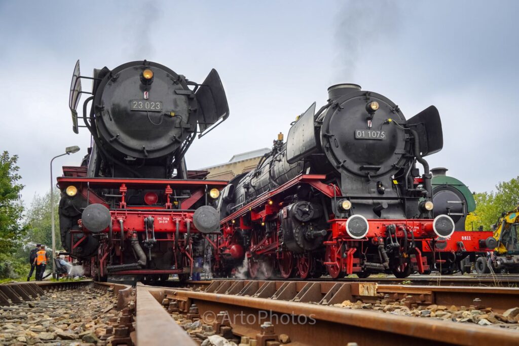 2両の蒸気機関車