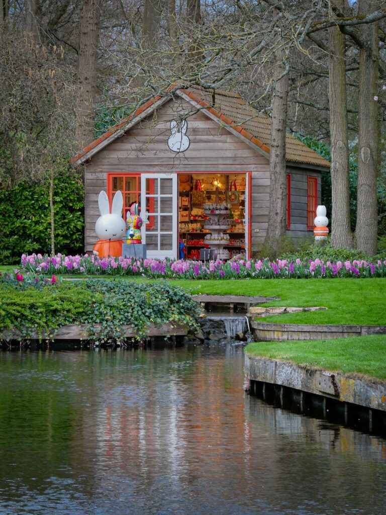 水辺越しのミッフィーのお店